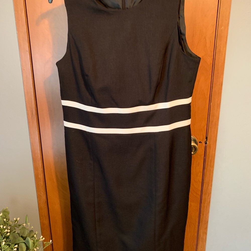 Elegant Black and White Sleeveless Dress